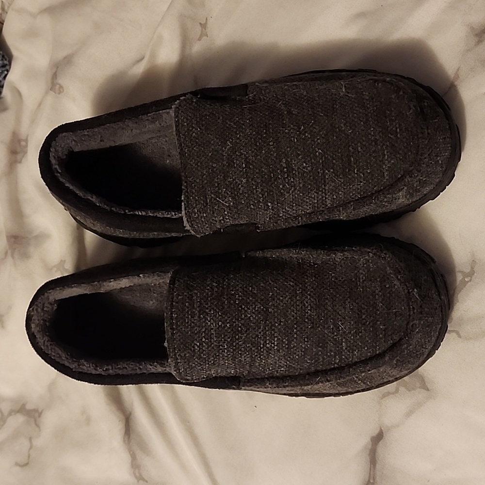 EUC Kids thick rubber sole slippers Size 4